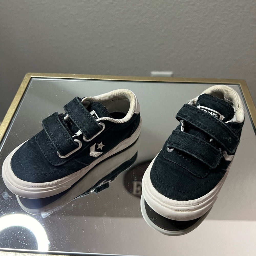 Black and white converse toddlers shoes.